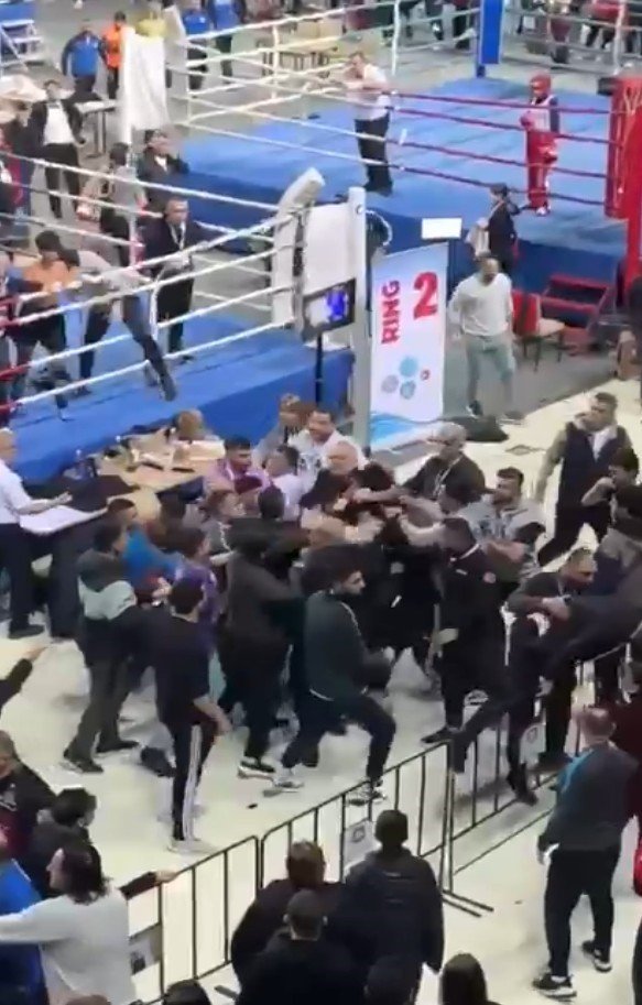 Kick Boks Maçında Kavga Ring Dışına Taştı: 1’i Hakem 2 Yaralı