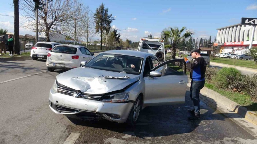 Makas Atan Araç Kazaya Sebep Oldu: 2 Yaralı