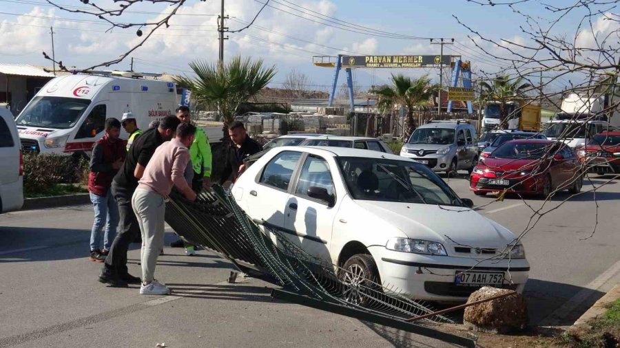 Makas Atan Araç Kazaya Sebep Oldu: 2 Yaralı