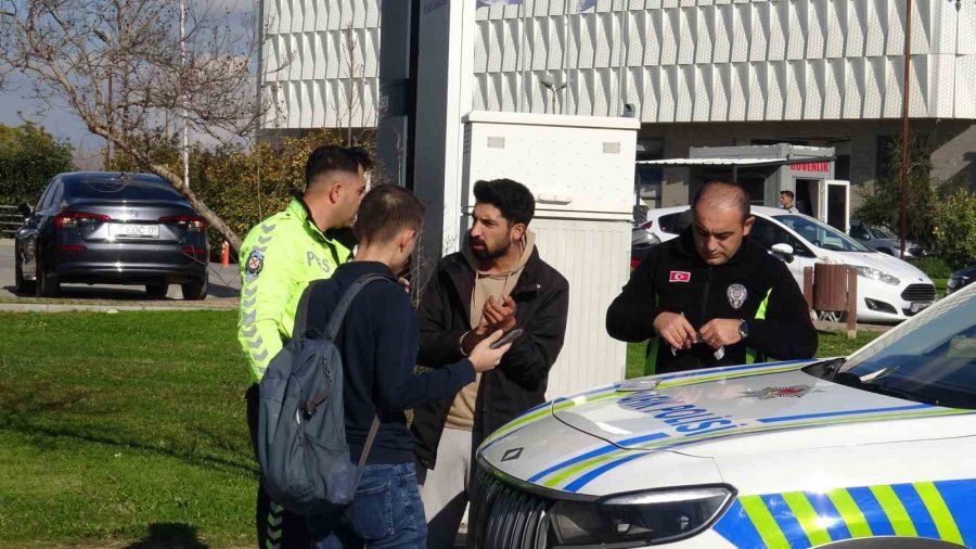 Makas Atan Araç Kazaya Sebep Oldu: 2 Yaralı