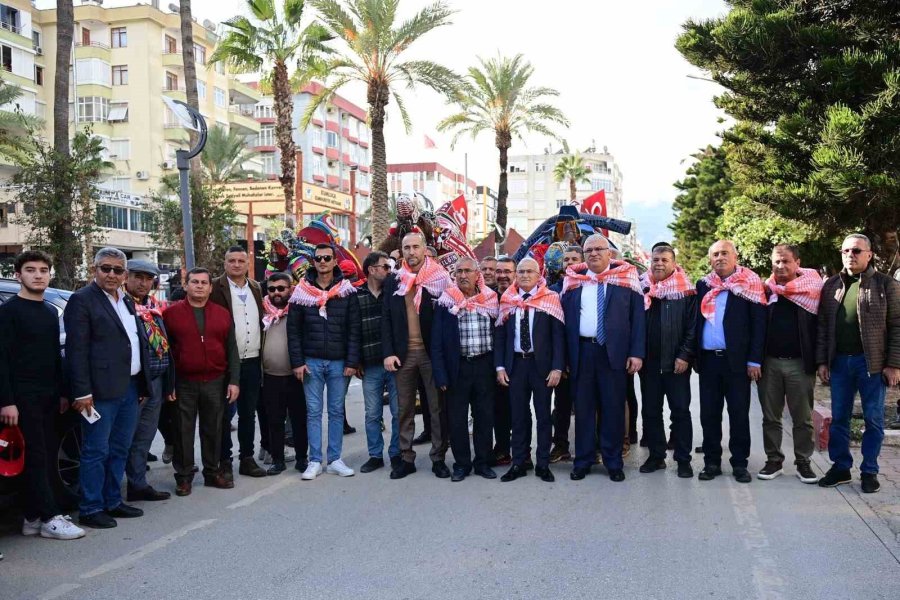 Antalya’da En Süslü Deve Seçildi