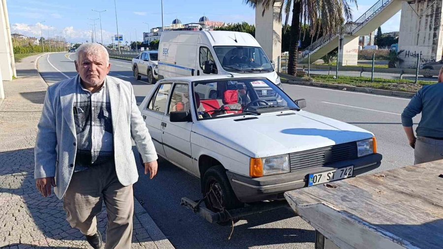 Arızalanan Otomobilini İterek Götürmeye Çalıştı, 2 Ayrı Kazaya Sebep Oldu