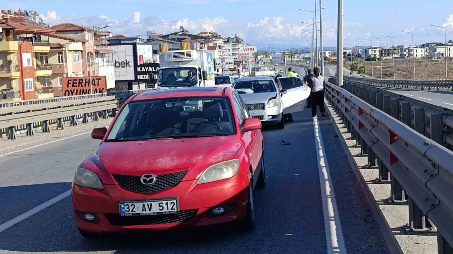 Arızalanan Otomobilini İterek Götürmeye Çalıştı, 2 Ayrı Kazaya Sebep Oldu