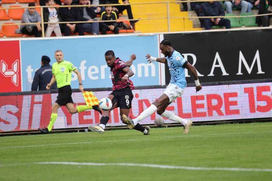 Trendyol Süper Lig: Alanyaspor: 2 - Başakşehir: 2 (ilk Yarı)