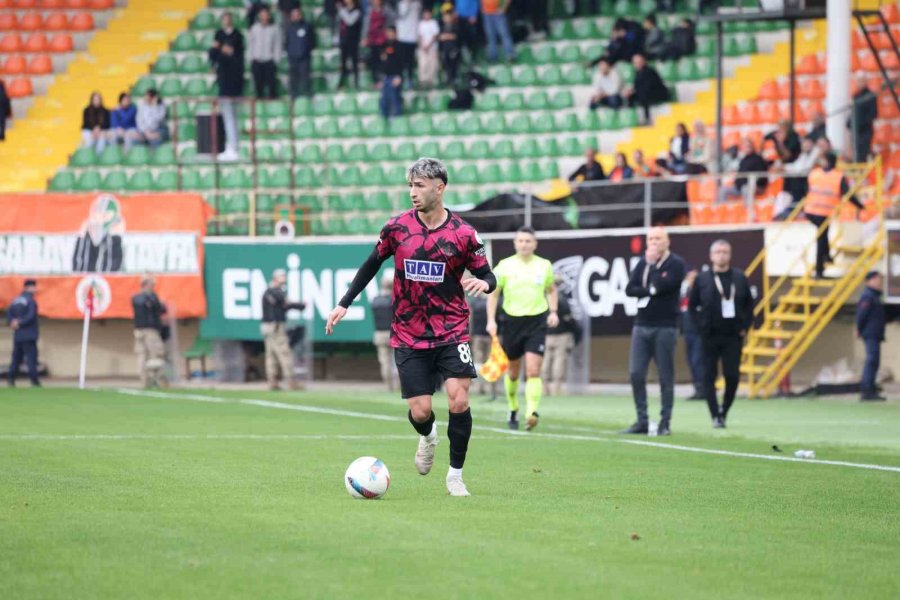 Trendyol Süper Lig: Alanyaspor: 2 - Başakşehir: 2 (ilk Yarı)