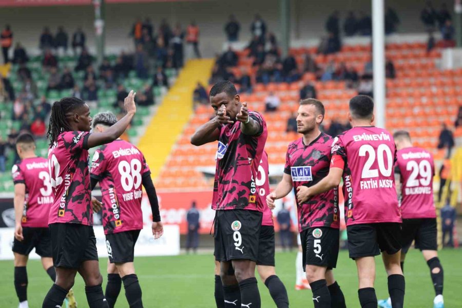 Trendyol Süper Lig: Alanyaspor: 2 - Başakşehir: 2 (ilk Yarı)