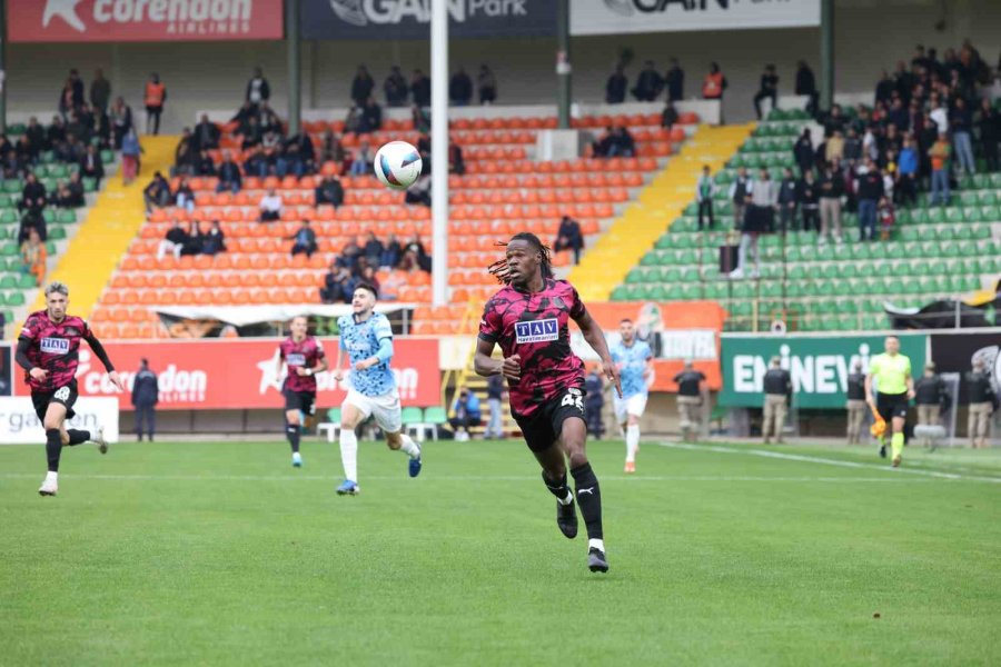 Trendyol Süper Lig: Alanyaspor: 2 - Başakşehir: 2 (ilk Yarı)