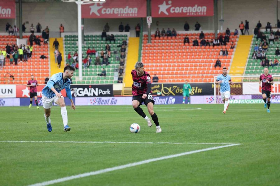 Trendyol Süper Lig: Alanyaspor: 2 - Başakşehir: 2 (ilk Yarı)