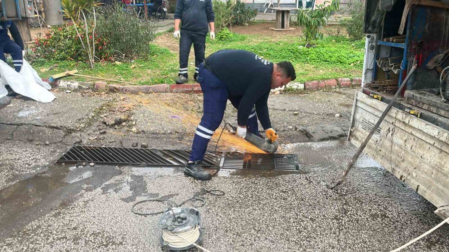 Asat Ekiplerinin Yağmur Mesaisi Gece Boyunca Sürdü