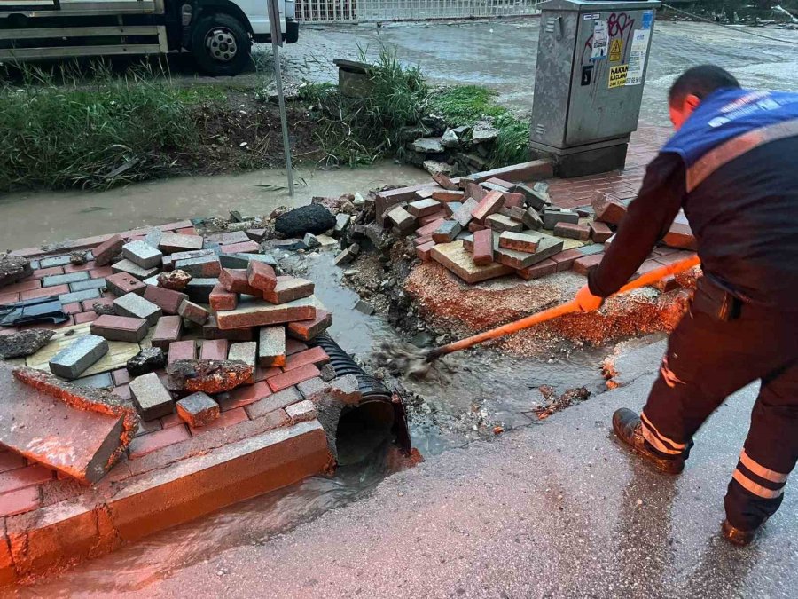 Asat Ekiplerinin Yağmur Mesaisi Gece Boyunca Sürdü