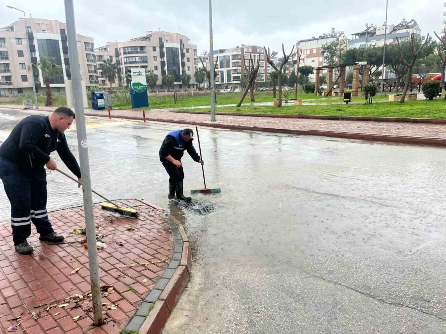 Asat Ekiplerinin Yağmur Mesaisi Gece Boyunca Sürdü