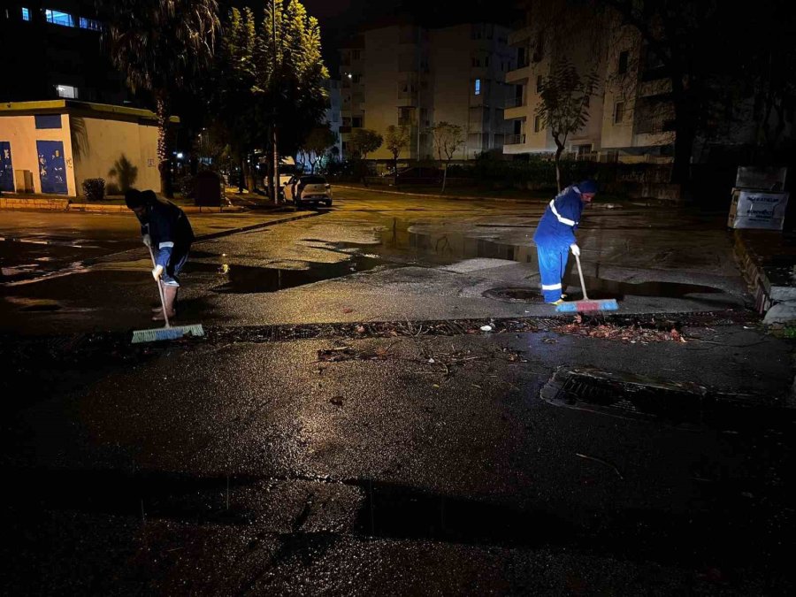 Asat Ekiplerinin Yağmur Mesaisi Gece Boyunca Sürdü