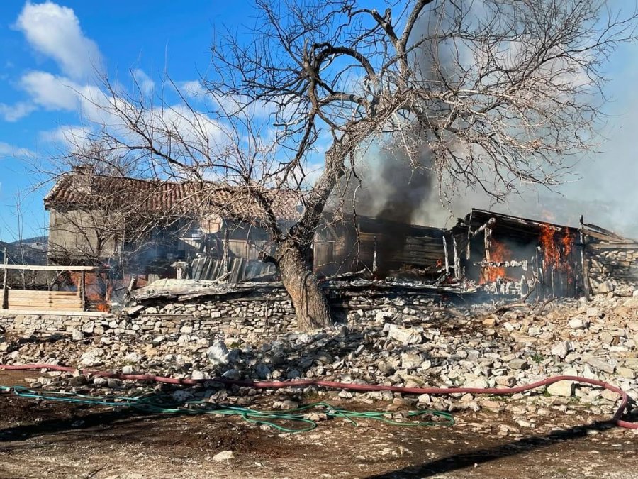 Antalya’da Ahşap Ahırda Korkutan Yangın