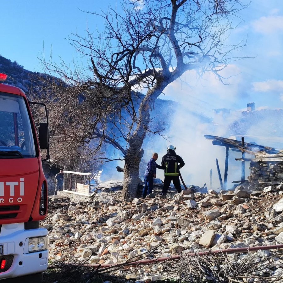 Antalya’da Ahşap Ahırda Korkutan Yangın