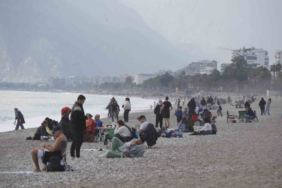 Yüksek Kesimlerinde Kar Etkili Olan Antalya’nın Sahilinde Deniz Keyfi