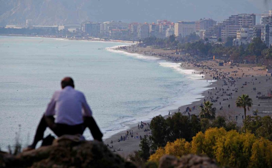 Yüksek Kesimlerinde Kar Etkili Olan Antalya’nın Sahilinde Deniz Keyfi