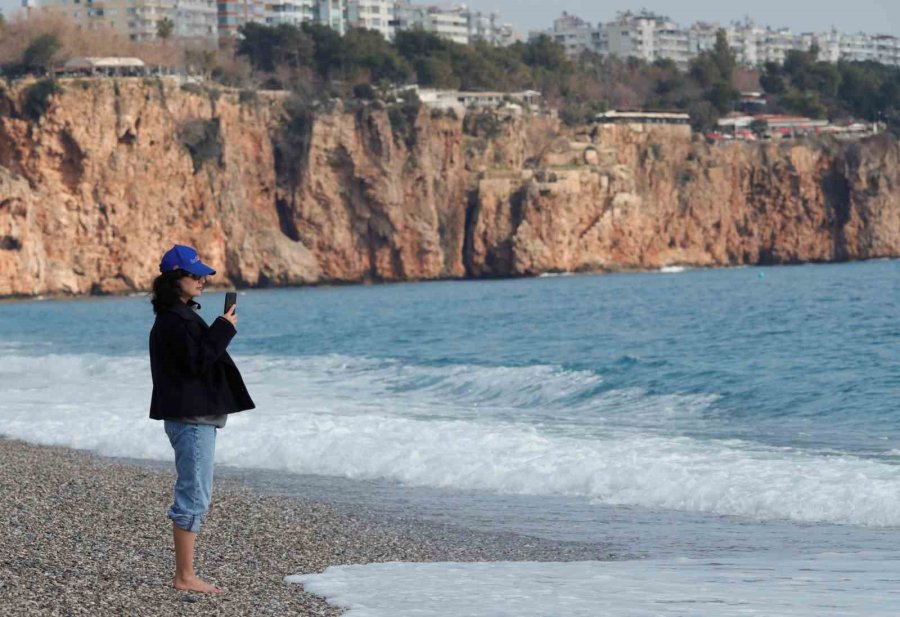 Yüksek Kesimlerinde Kar Etkili Olan Antalya’nın Sahilinde Deniz Keyfi