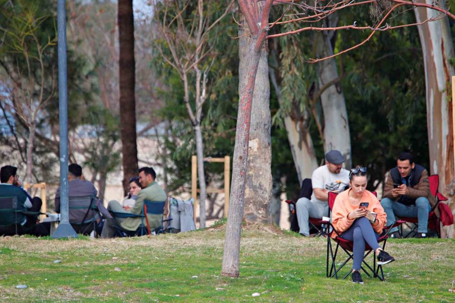 Yüksek Kesimlerinde Kar Etkili Olan Antalya’nın Sahilinde Deniz Keyfi