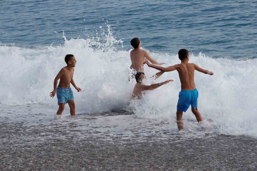 Yüksek Kesimlerinde Kar Etkili Olan Antalya’nın Sahilinde Deniz Keyfi