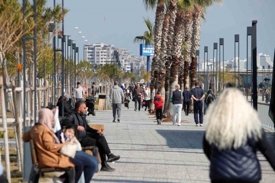 Yüksek Kesimlerinde Kar Etkili Olan Antalya’nın Sahilinde Deniz Keyfi