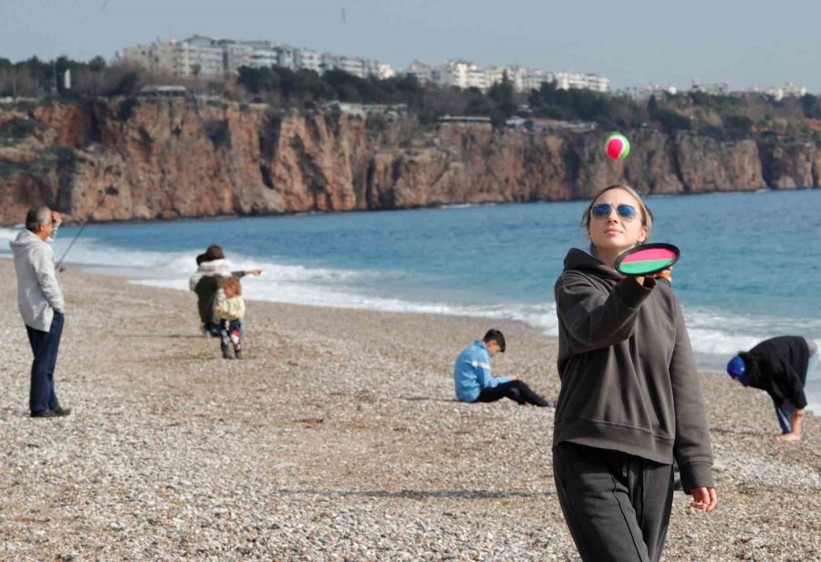 Yüksek Kesimlerinde Kar Etkili Olan Antalya’nın Sahilinde Deniz Keyfi