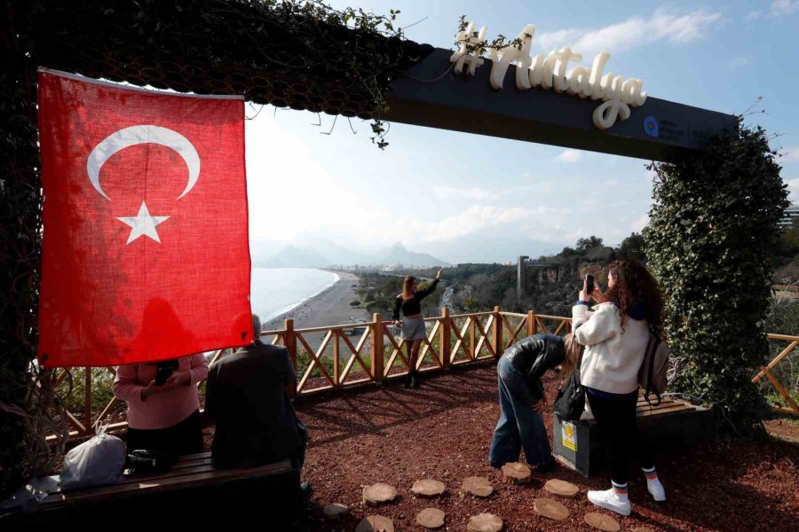 Yüksek Kesimlerinde Kar Etkili Olan Antalya’nın Sahilinde Deniz Keyfi