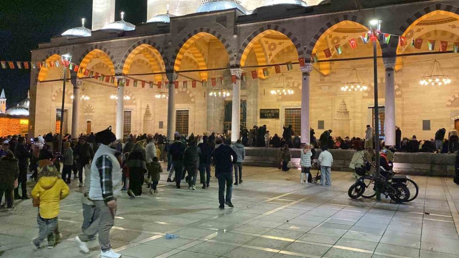 Konya’da Miraç Kandili’nde Vatandaşlar Camileri Doldurdu