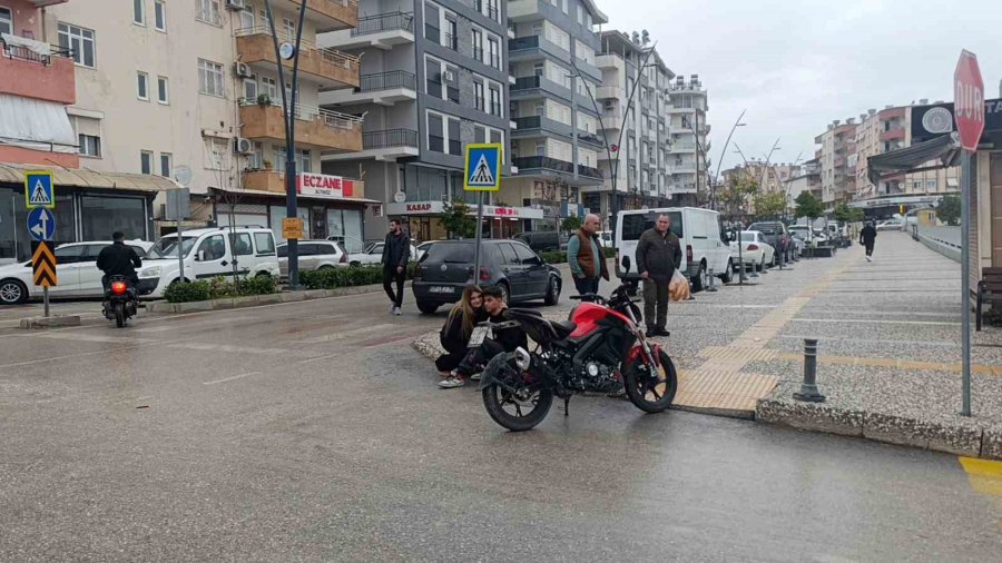 Yaralanan Motosiklet Sürücüsünü Kız Arkadaşı Teselli Etti