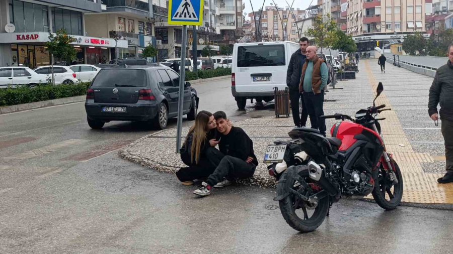 Yaralanan Motosiklet Sürücüsünü Kız Arkadaşı Teselli Etti