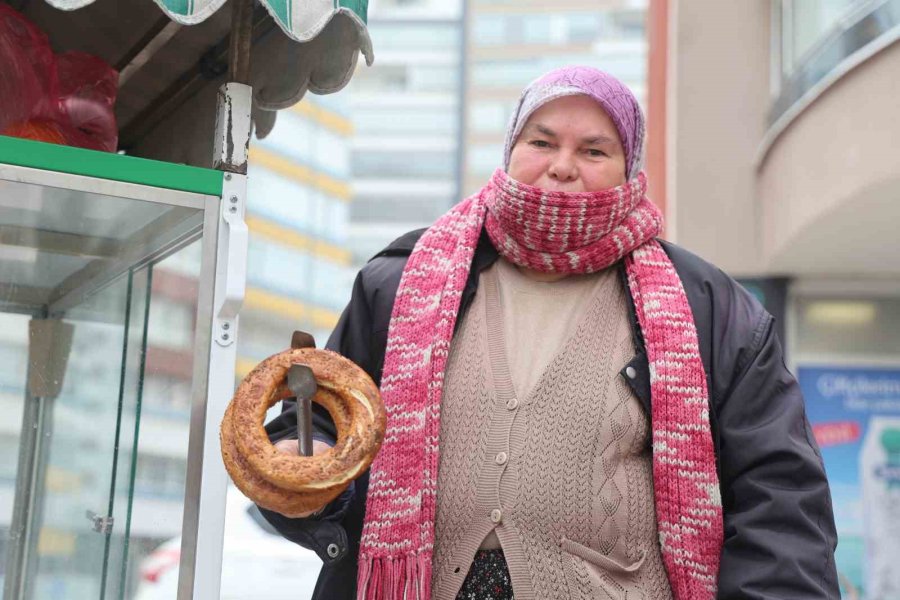 Evin Geçimine Katkı İçin Başladı, 58 Yaşında ‘simitçi Teyze’ Oldu