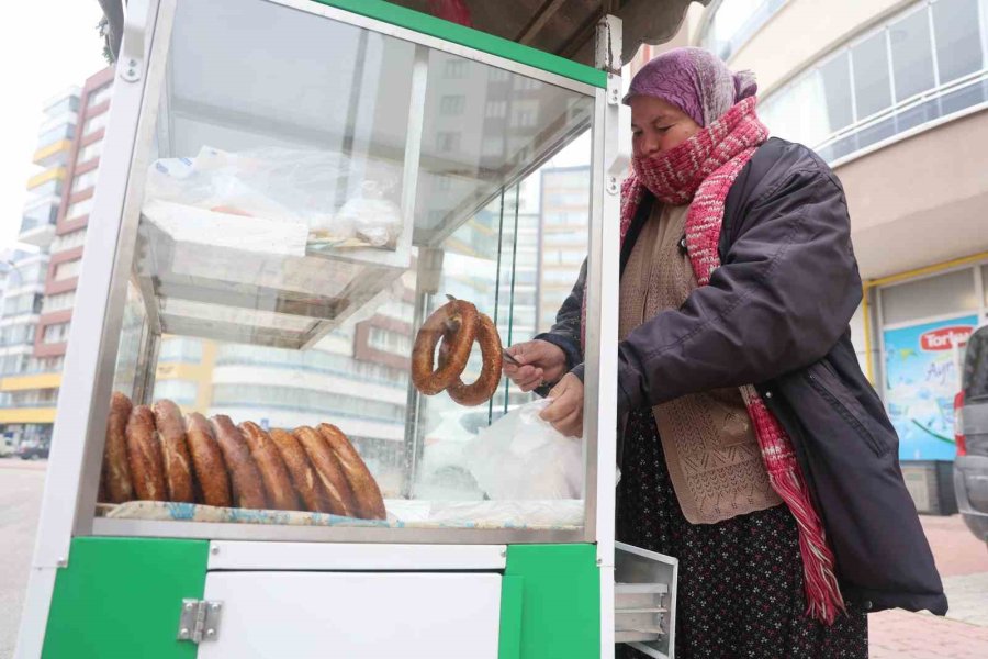 Evin Geçimine Katkı İçin Başladı, 58 Yaşında ‘simitçi Teyze’ Oldu