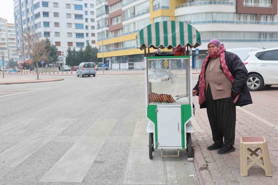 Evin Geçimine Katkı İçin Başladı, 58 Yaşında ‘simitçi Teyze’ Oldu