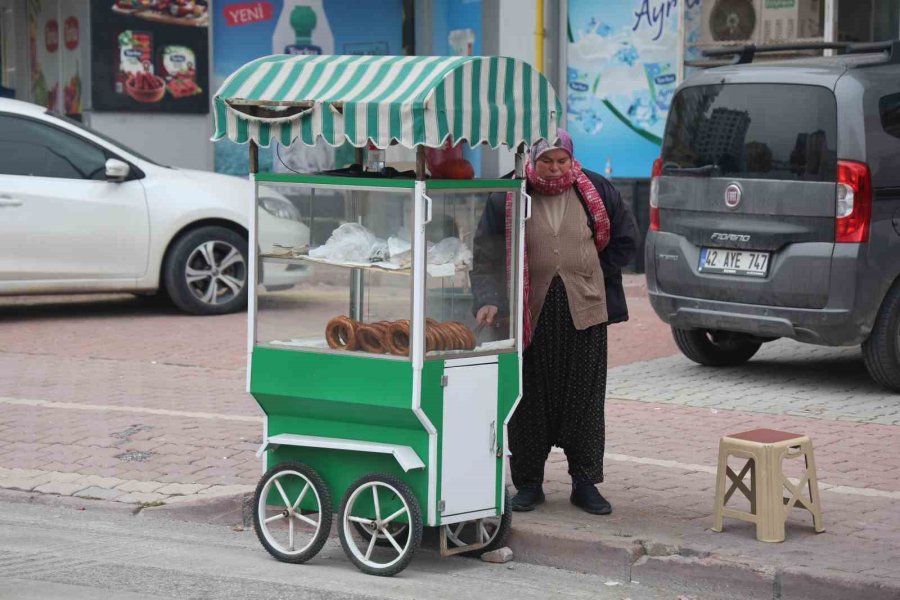 Evin Geçimine Katkı İçin Başladı, 58 Yaşında ‘simitçi Teyze’ Oldu