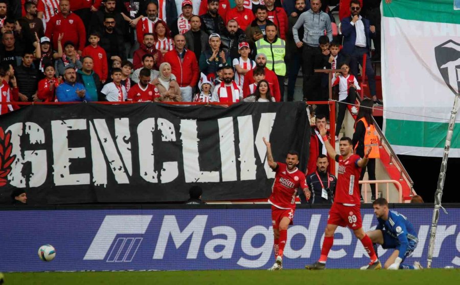 Trendyol Süper Lig: Antalyaspor: 0 - Beşiktaş: 0 (ilk Yarı)