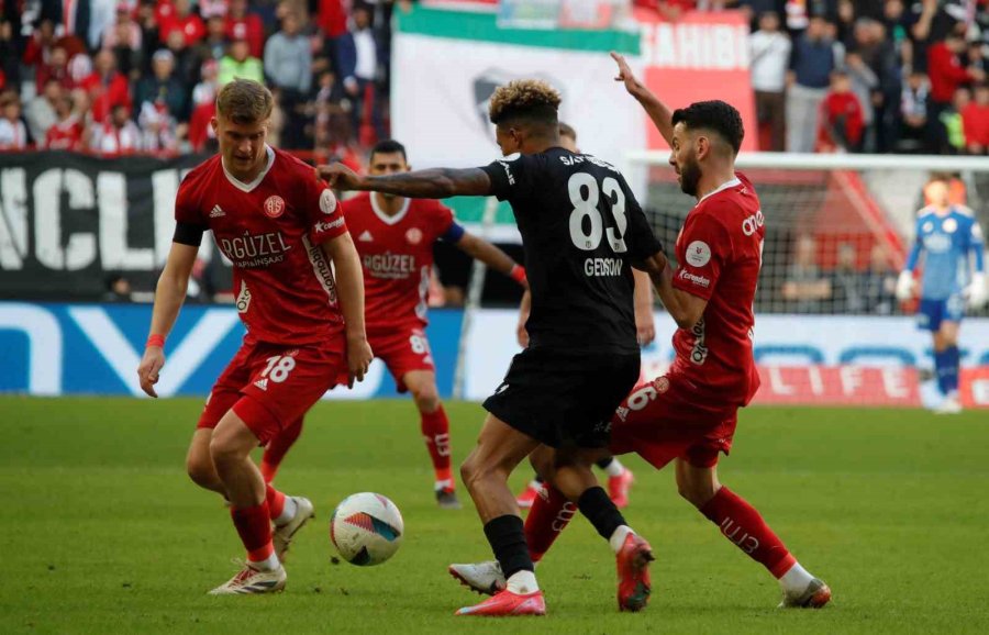 Trendyol Süper Lig: Antalyaspor: 0 - Beşiktaş: 0 (ilk Yarı)