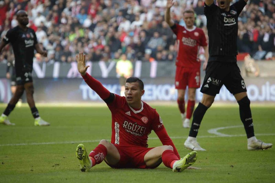 Trendyol Süper Lig: Antalyaspor: 0 - Beşiktaş: 0 (ilk Yarı)