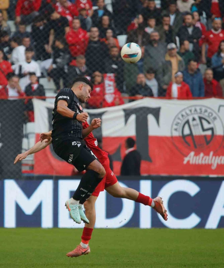 Trendyol Süper Lig: Antalyaspor: 0 - Beşiktaş: 0 (ilk Yarı)