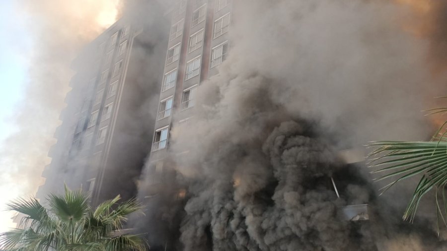 Antalya’da Otel İnşaatında Yangın