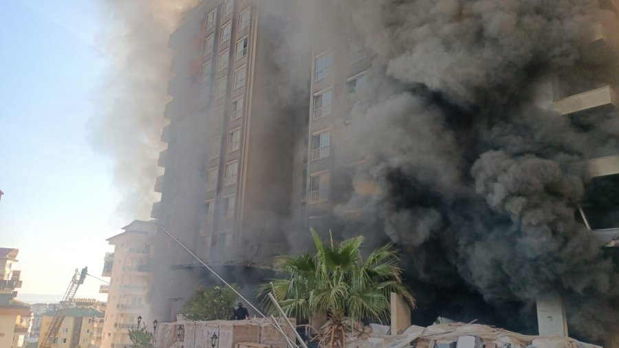 Antalya’da Otel İnşaatında Yangın