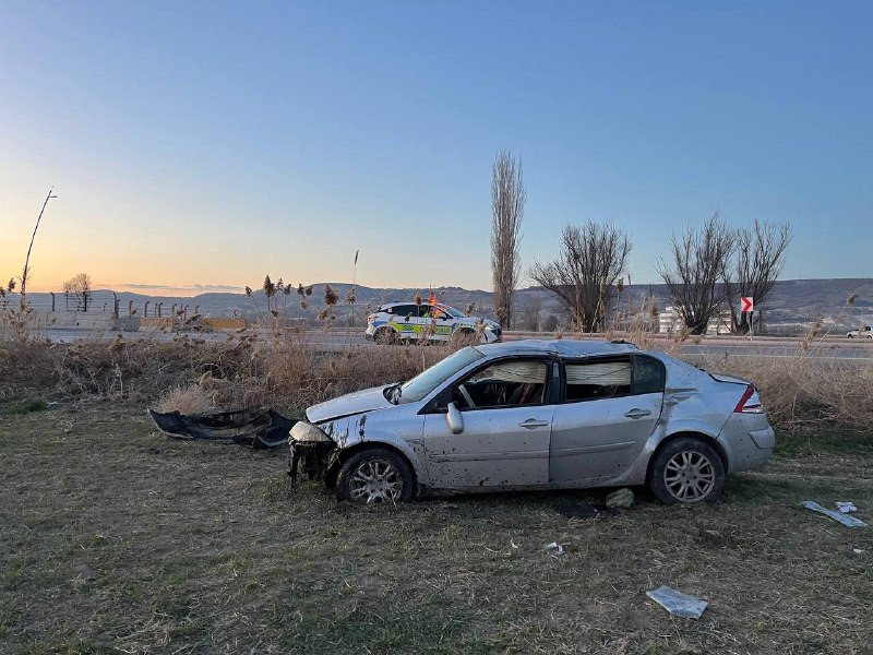 Takla Atan Otomobil Araziye Uçtu: 4 Yaralı