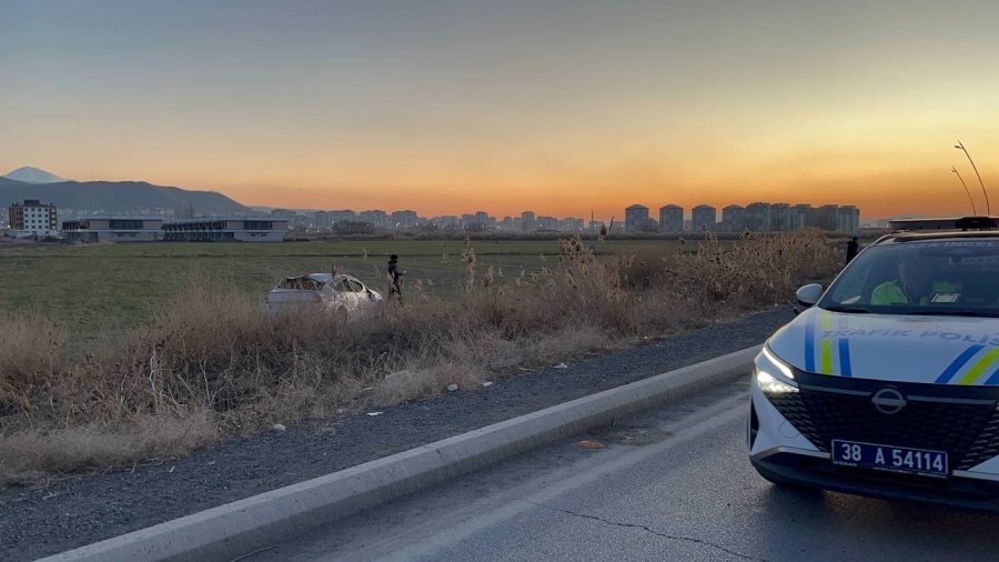 Takla Atan Otomobil Araziye Uçtu: 4 Yaralı