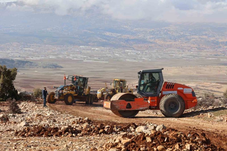 Müren Yayla Yolunda Dev Kayalar Parçalanarak Yol Genişletiliyor