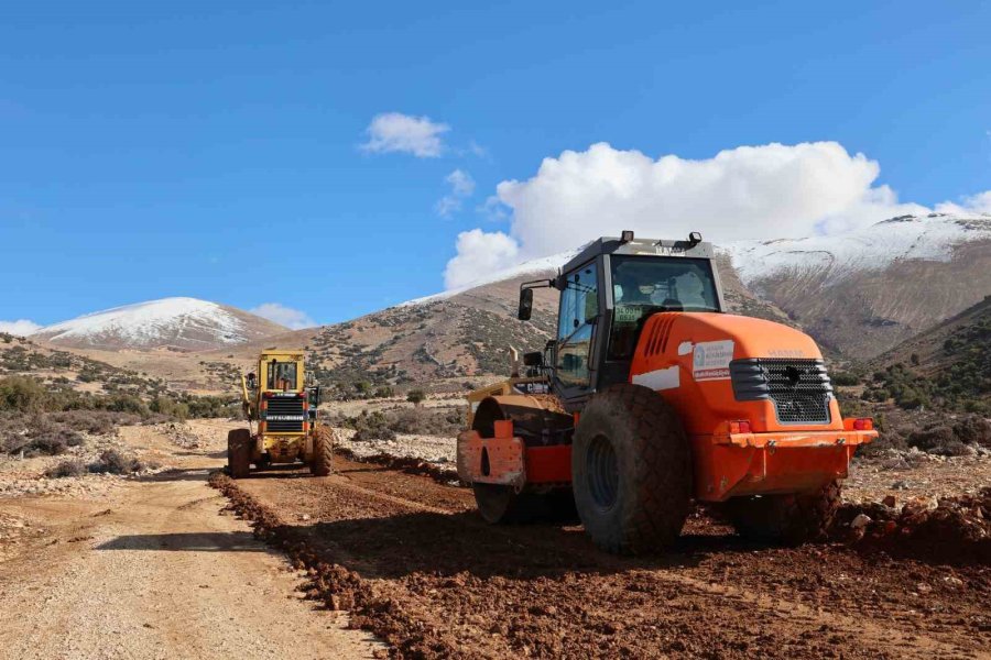 Müren Yayla Yolunda Dev Kayalar Parçalanarak Yol Genişletiliyor