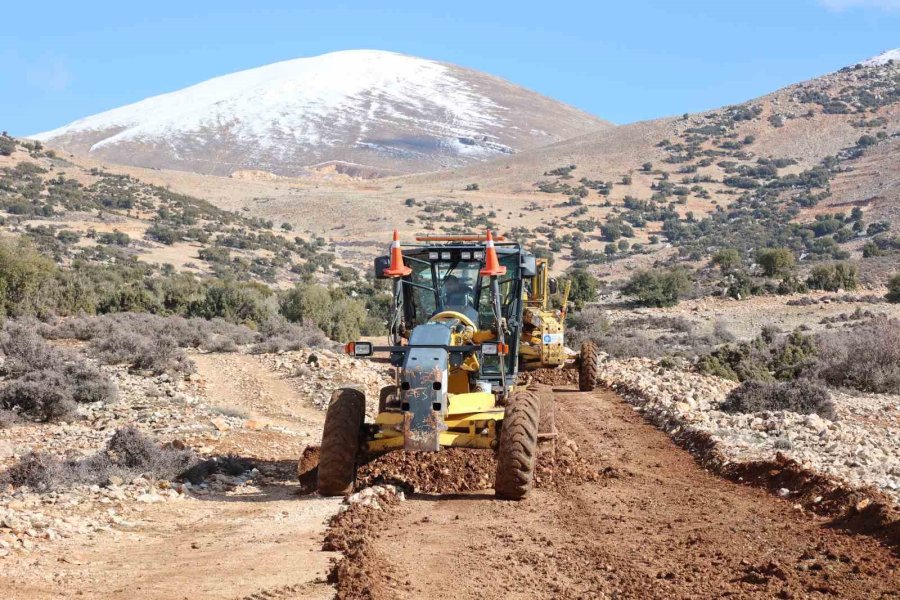 Müren Yayla Yolunda Dev Kayalar Parçalanarak Yol Genişletiliyor