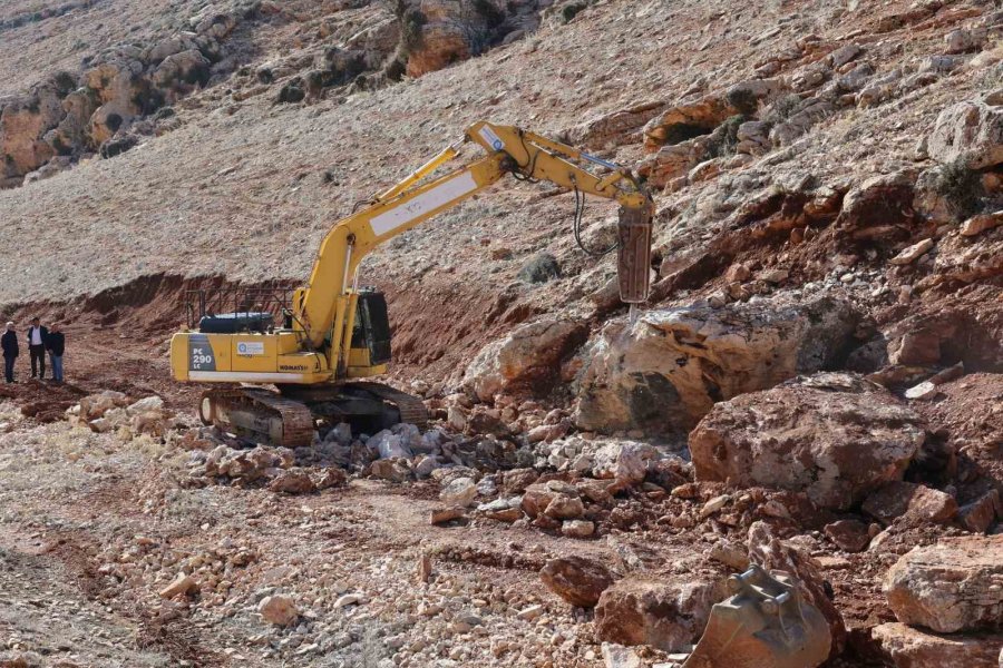 Müren Yayla Yolunda Dev Kayalar Parçalanarak Yol Genişletiliyor