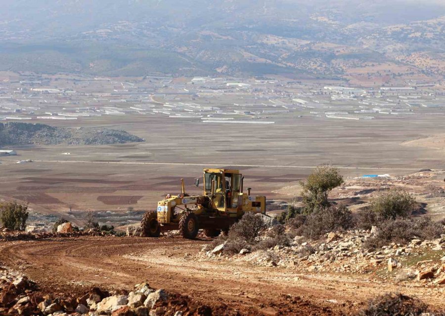 Müren Yayla Yolunda Dev Kayalar Parçalanarak Yol Genişletiliyor