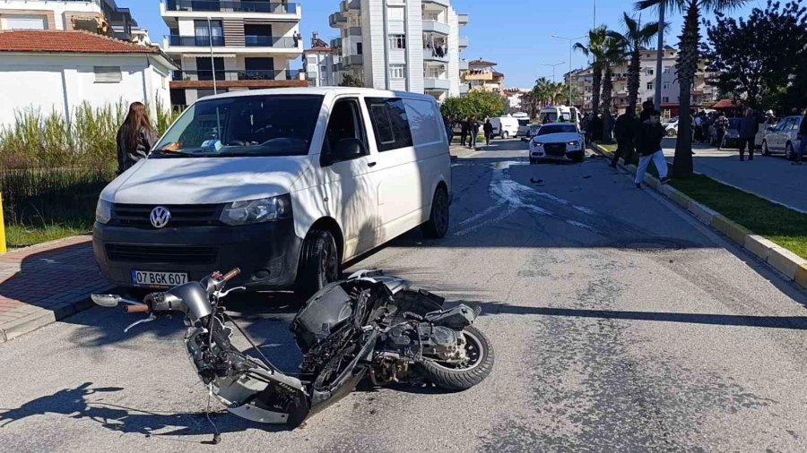 Motosiklet İle Otomobil Çarpıştı, 2 Genç Kız Ağır Yaralandı