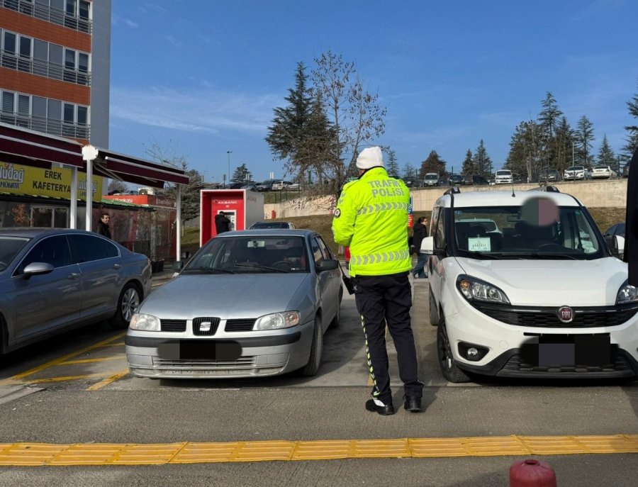 Engelliler İçin Park Yerlerine Ve Rampalara Park Eden 24 Sürücüye Ceza Yazıldı