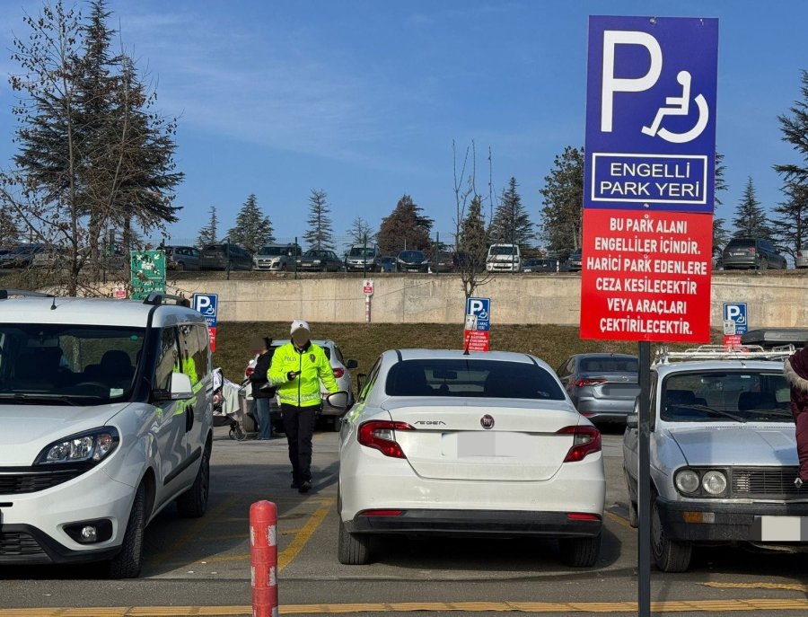 Engelliler İçin Park Yerlerine Ve Rampalara Park Eden 24 Sürücüye Ceza Yazıldı