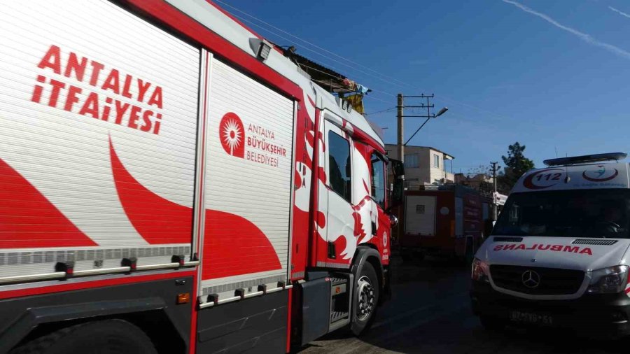 Yangından Kurtarılıp Ambulansa Alındı, Hastaneye Gideceğini Öğrenince "annemin Parası Yok Ama" Dedi